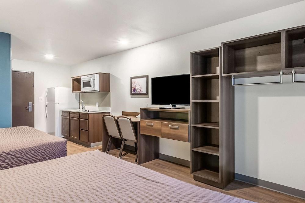 WoodSpring Suites Indianapolis Airport South photo 25