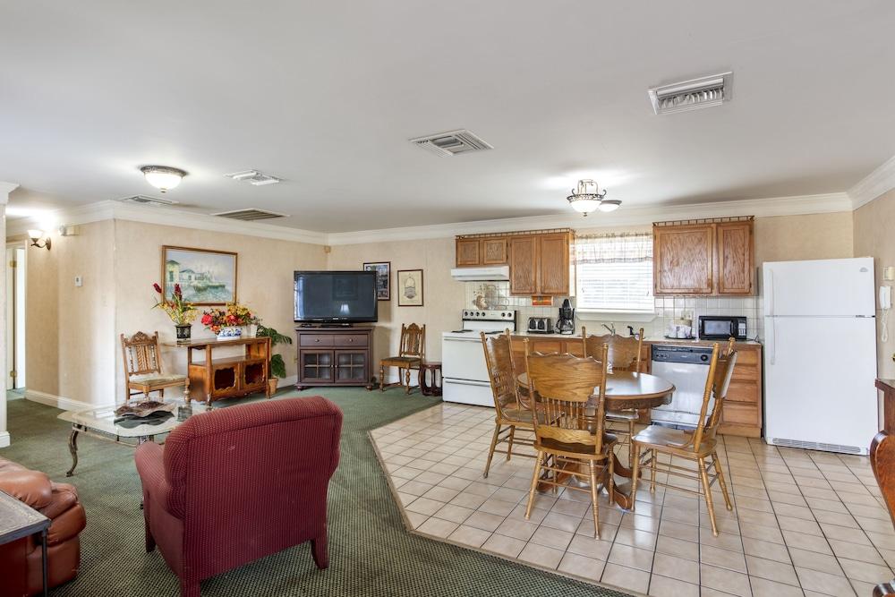 Edgewater Inn photo 39
