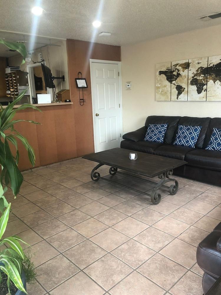 Hallmark Inn and Suites photo 2