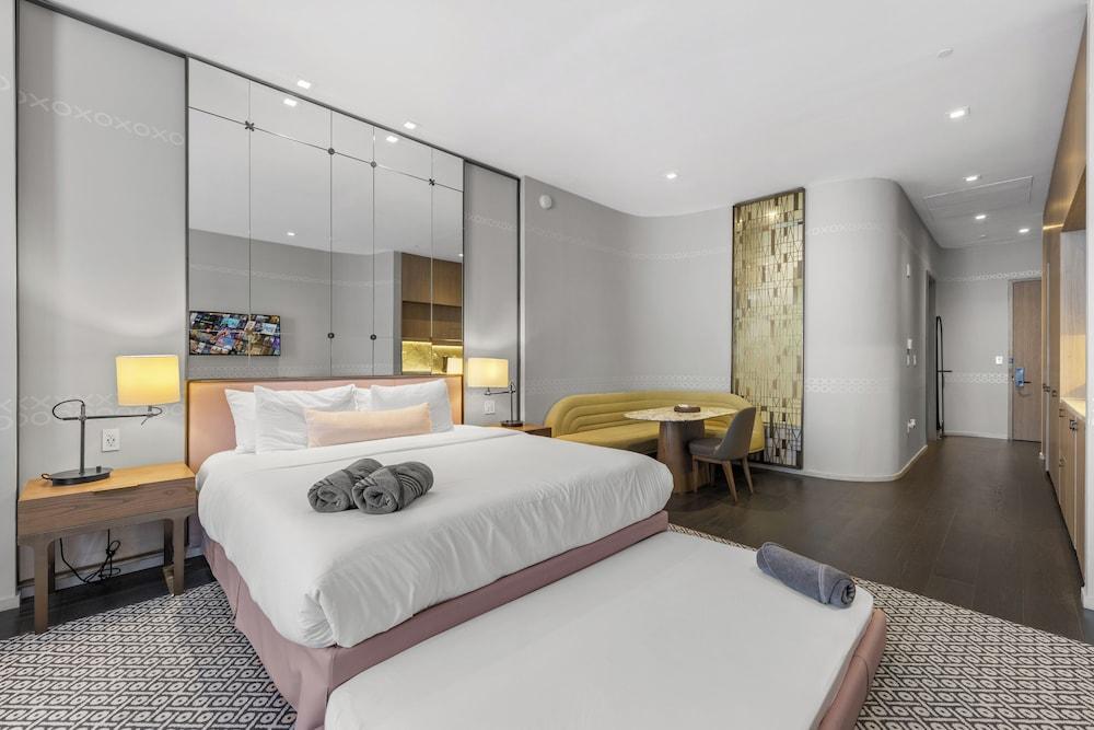 SLS Lux King Suite photo 15