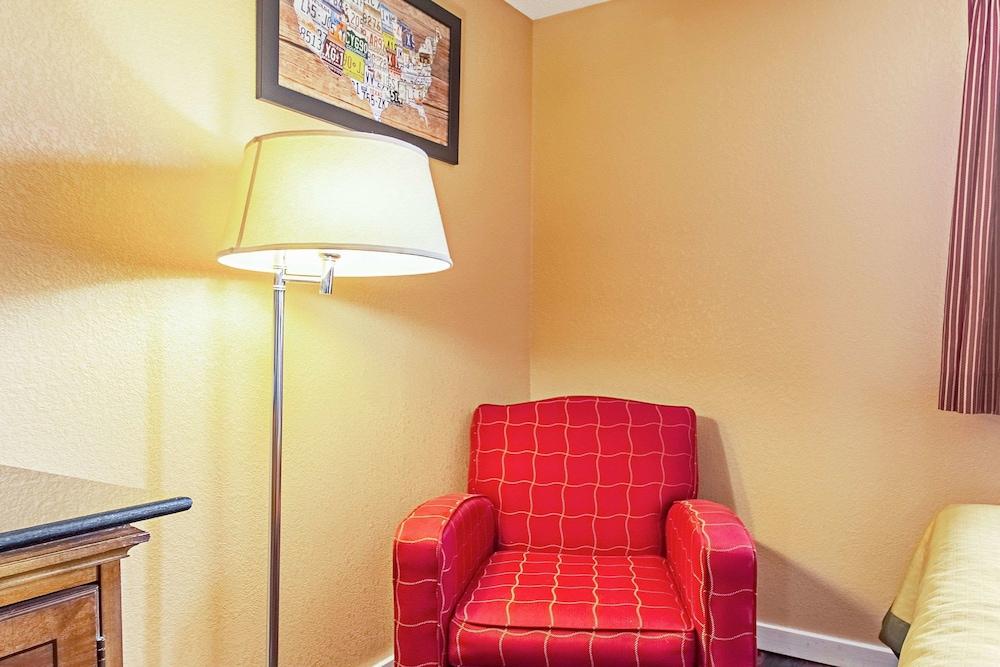 Econo Lodge photo 7