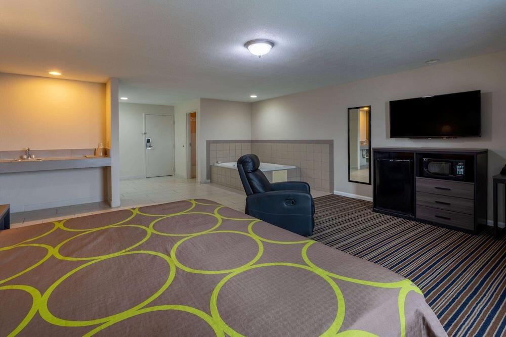 Super 8 by Wyndham Missouri Valley photo 43