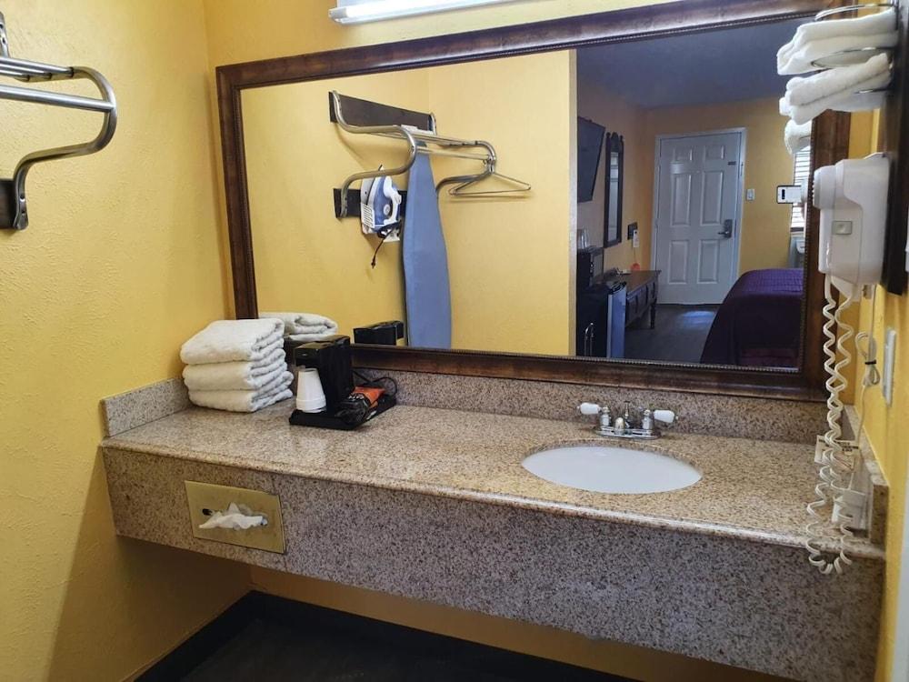 Chaparral Motel photo 35