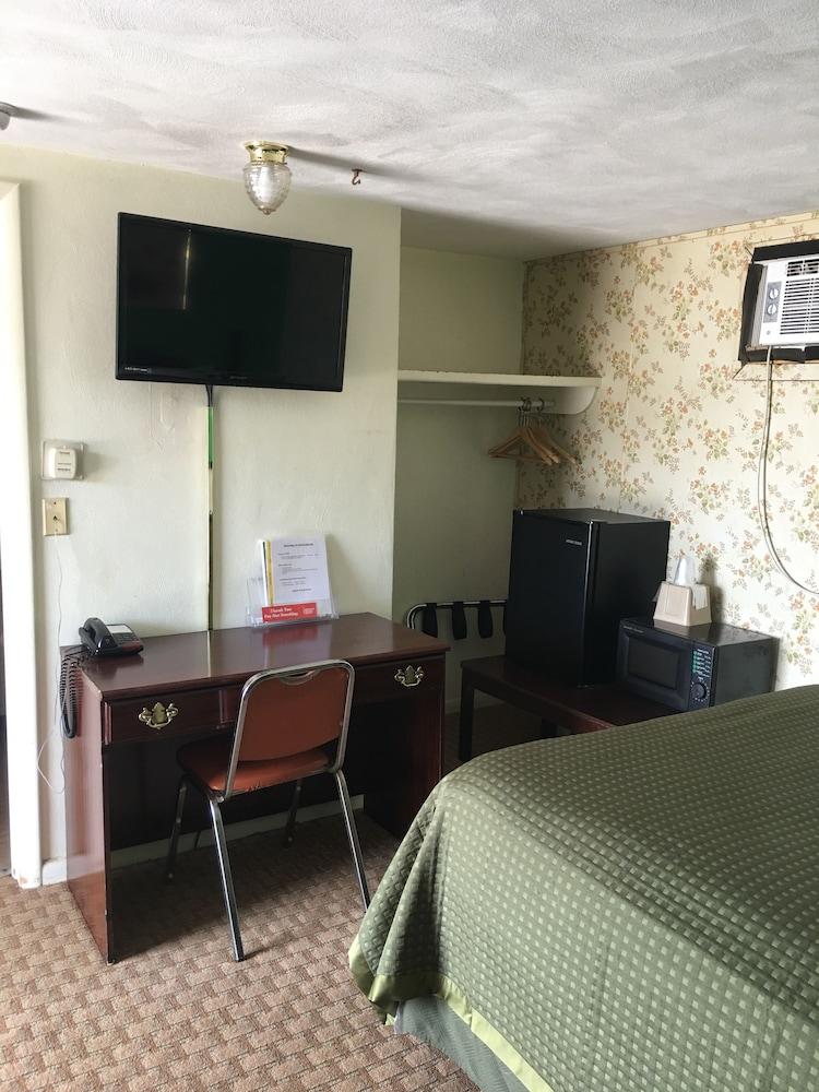 Traveler's Inn Motel photo 36