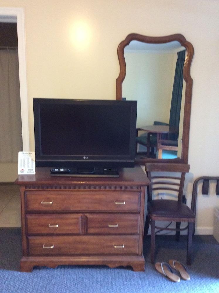 Tidewater Motel photo 27