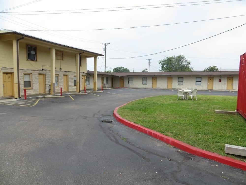 Travel Inn & Suites photo 11