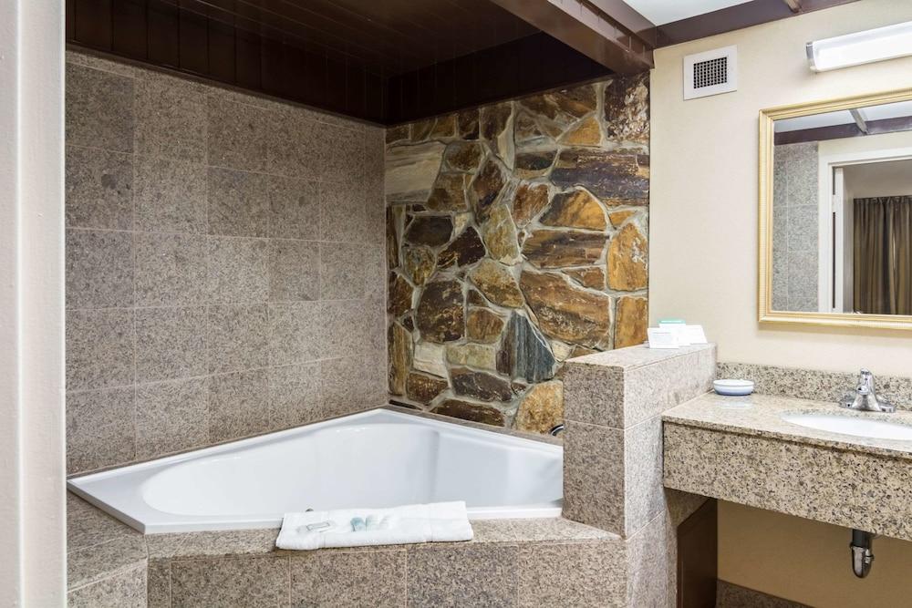 The Plaza Inn & Suites photo 11