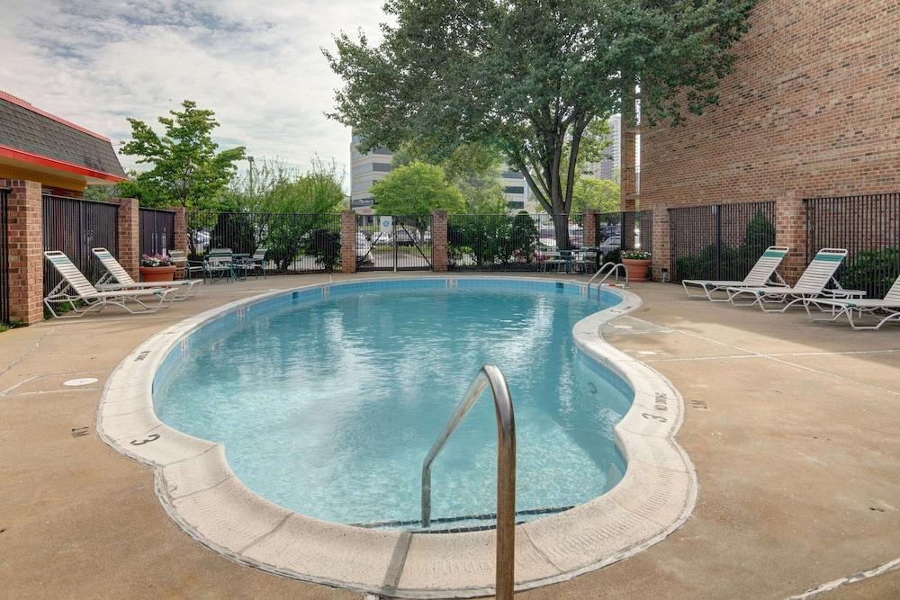 Suburban Studios Tysons Corner photo 19