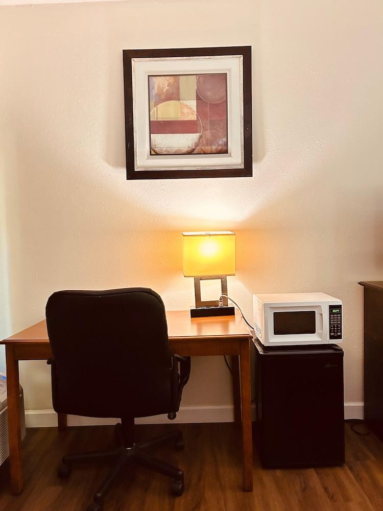 The Best Inn & Suites photo 4