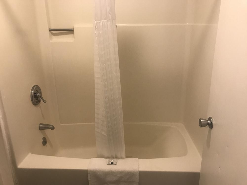 Travelers Inn & Suites photo 30