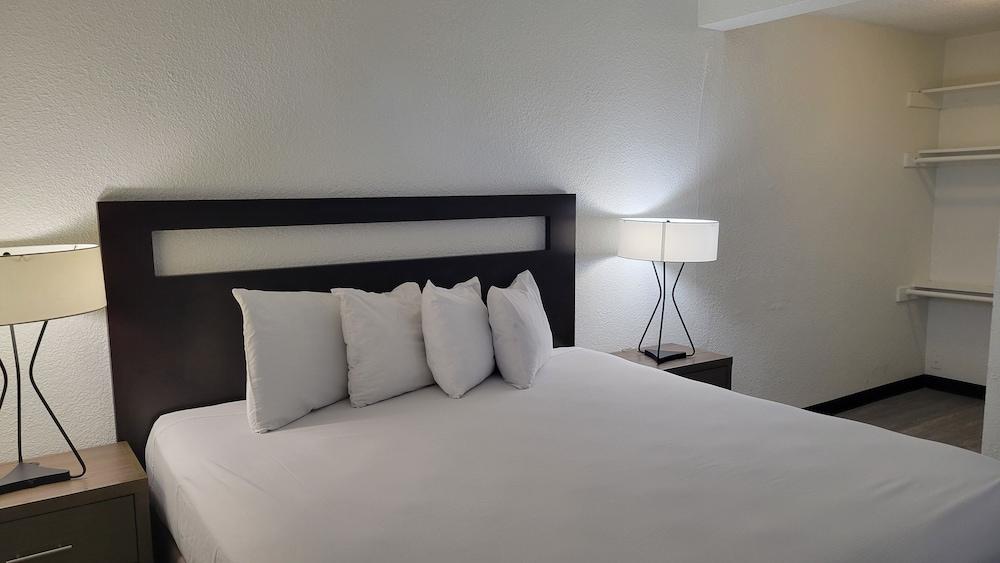 MC Pacific Inn & Suites photo 6