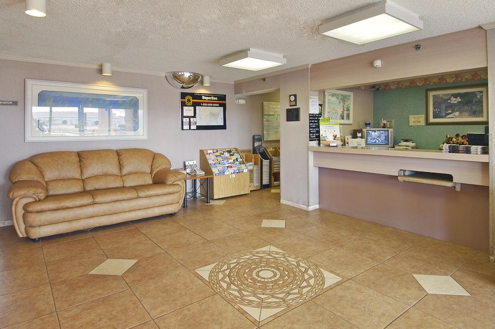 Super 8 by Wyndham Fort Myers photo 5