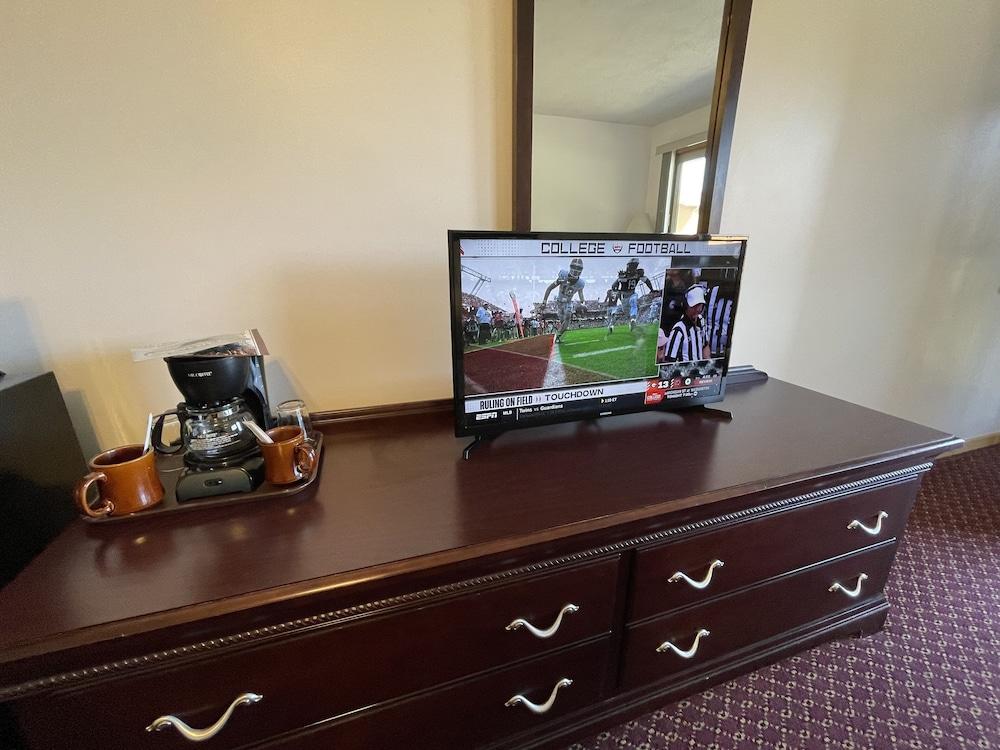 Lake Bluff Inn and Suites photo 58