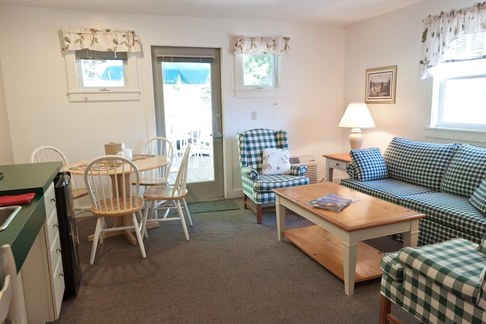 Mount Battie Inn photo 82