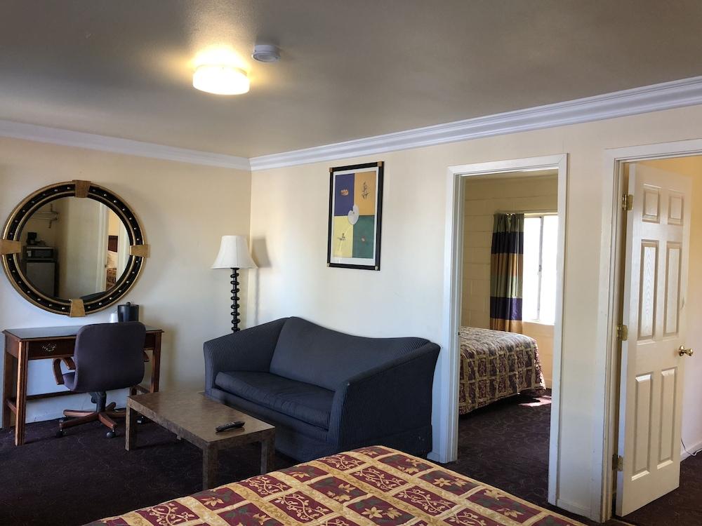 Lamplighter Motel photo 35