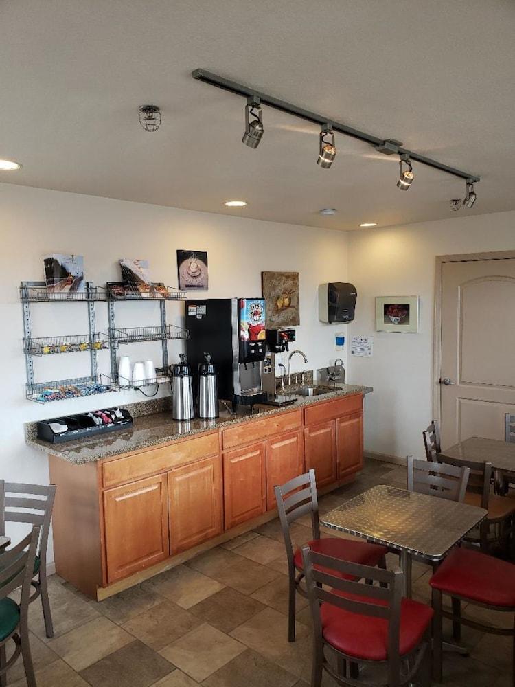 Price Pointe Inn photo 9