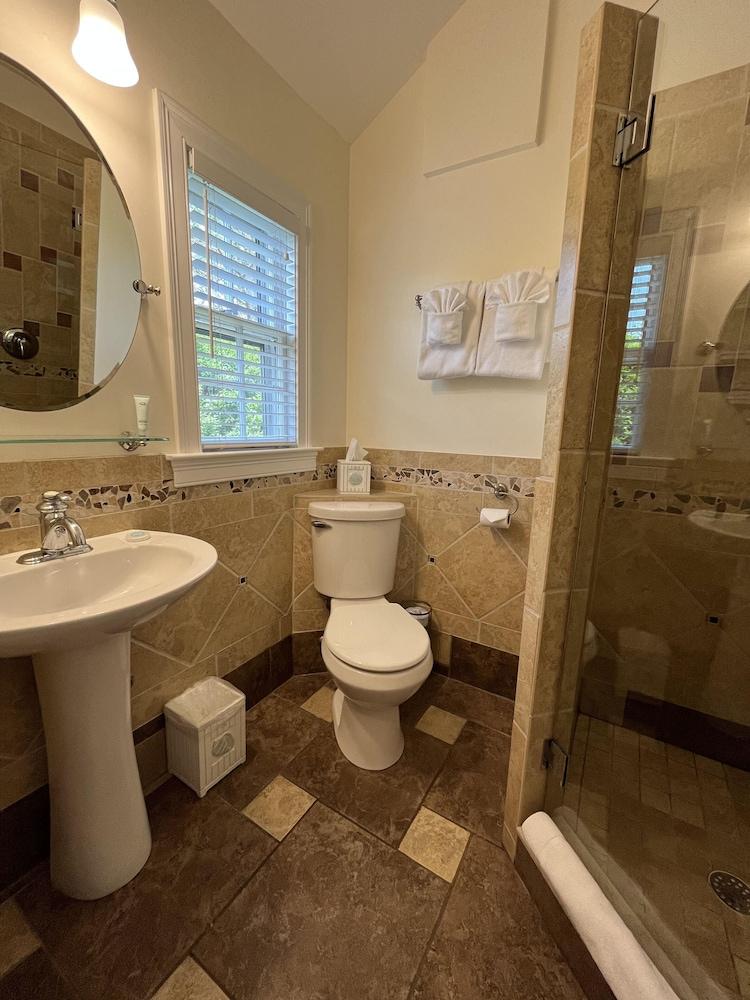 Beach Breeze Inn photo 51