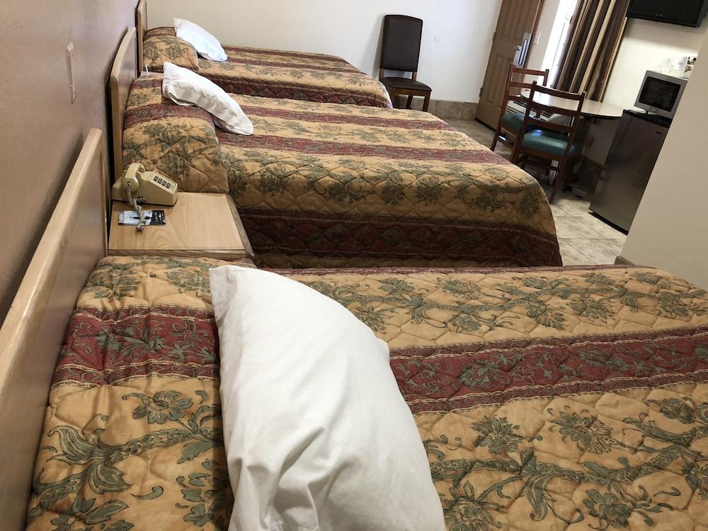 Topper Motel photo 26