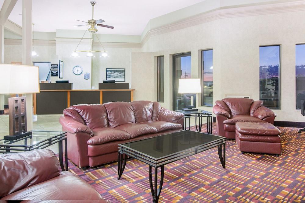 Super 8 by Wyndham Casper West by the River photo 13