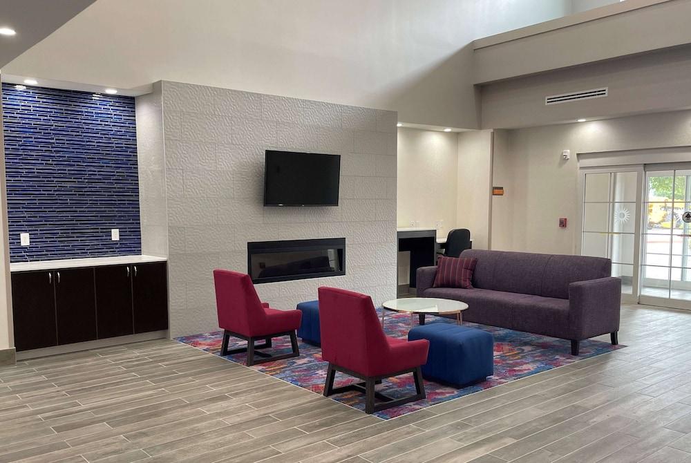 La Quinta Inn and Suites by Wyndham Schertz-San Antonio-Selma photo 2