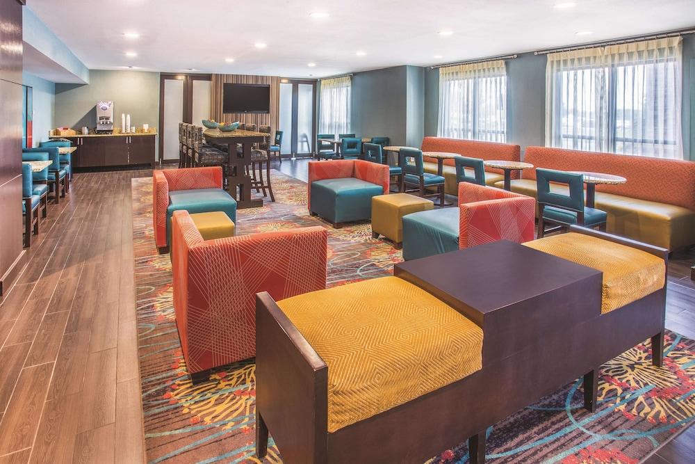 La Quinta Inn & Suites by Wyndham O'Fallon, IL - St. Louis photo 2