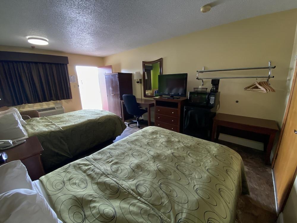 Rodeway Inn photo 12