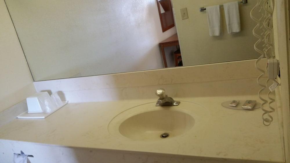 Economy Inn photo 14