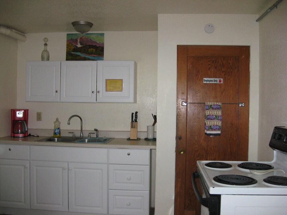 Masters Inn photo 15