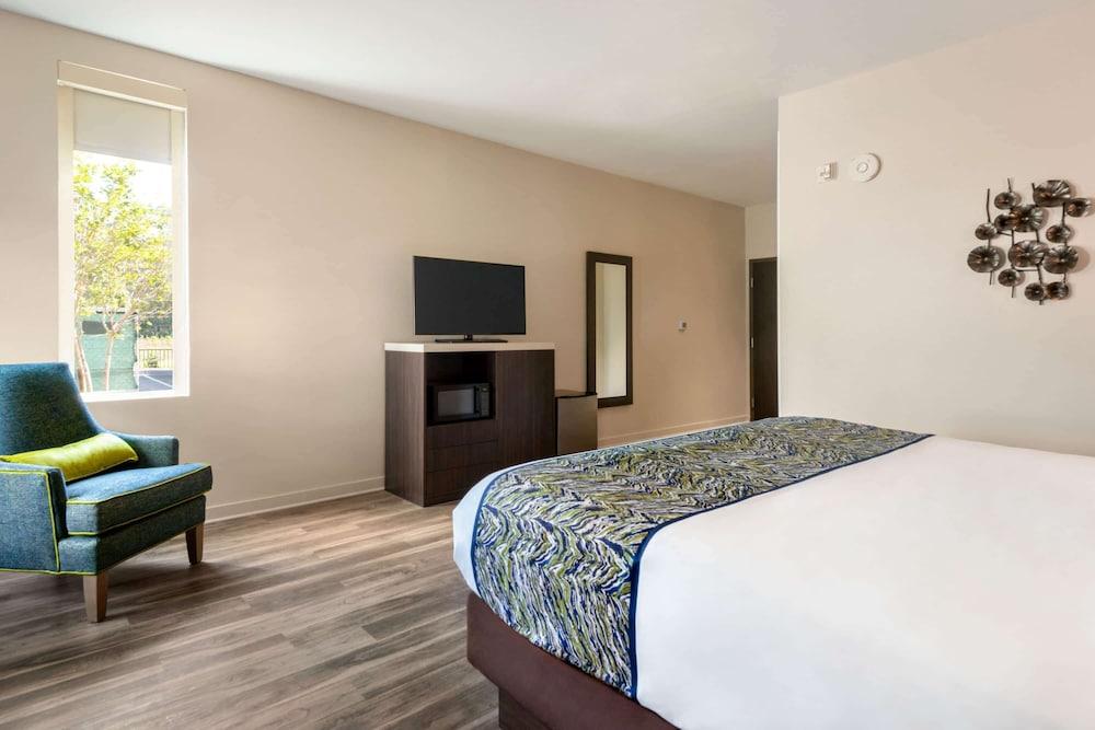 La Quinta Inn & Suites by Wyndham Orlando - IDrive Theme Parks photo 16