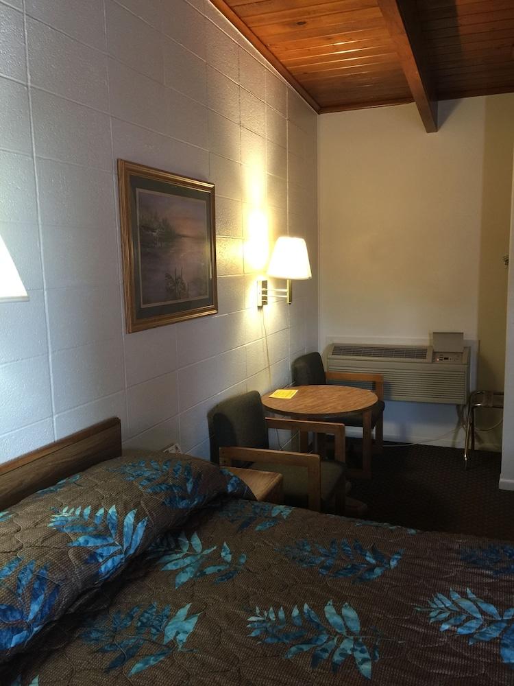 Lazy U Motel photo 37