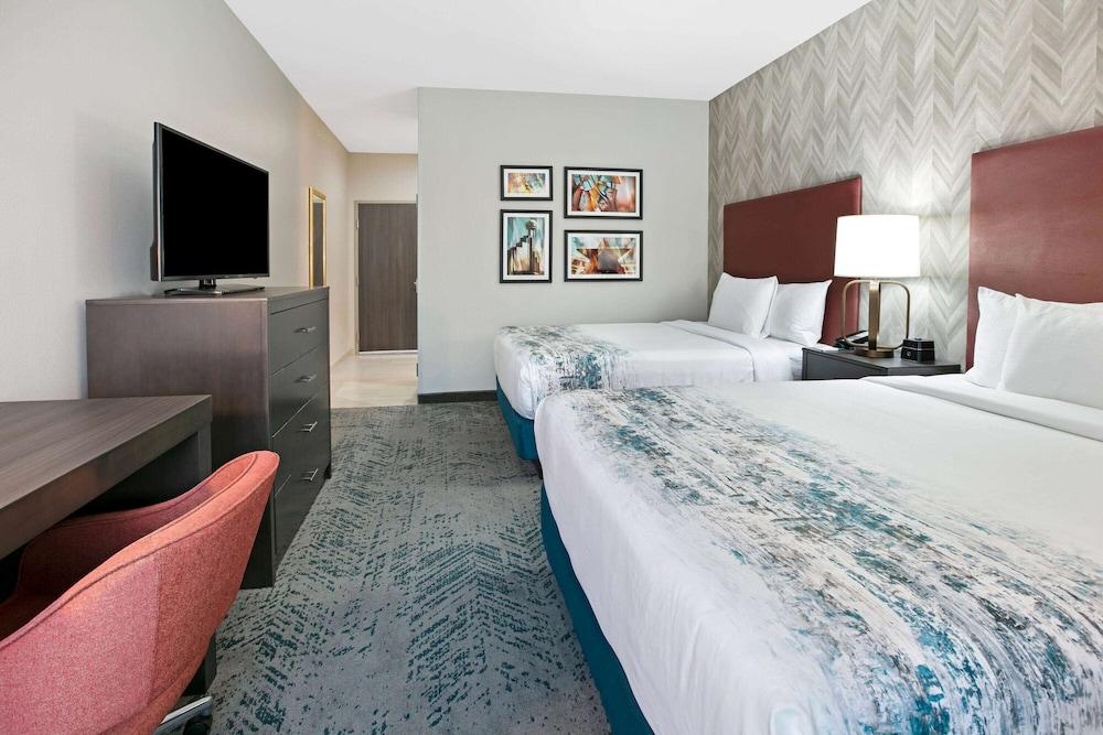 La Quinta Inn & Suites by Wyndham DFW West-Glade Parks photo 4