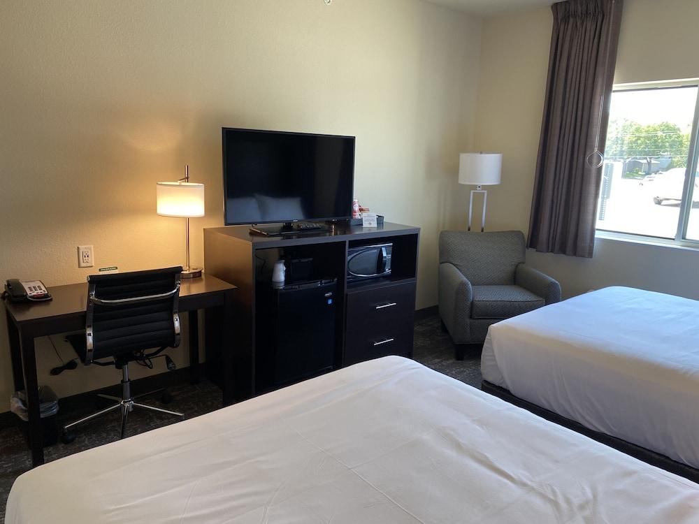 Cobblestone Inn & Suites - Forest City photo 31