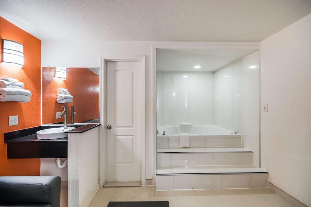 Motel 6 Houston, TX - Brookhollow photo 27
