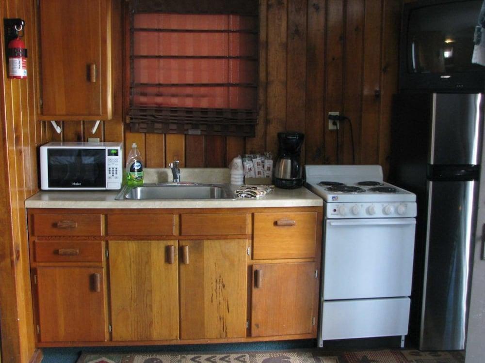 Evergreen Motel photo 25