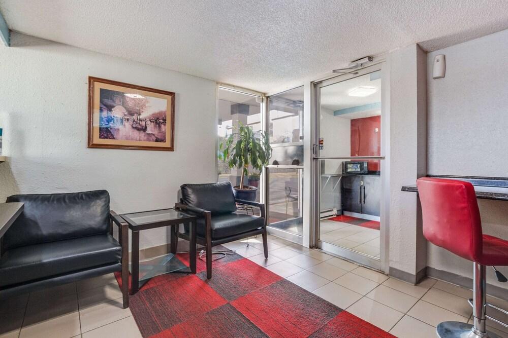 Econo Lodge Inn & Suites photo 4
