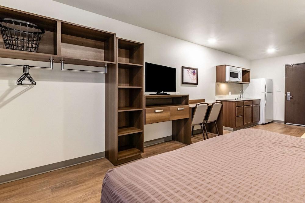 WoodSpring Suites Indianapolis Airport South photo 9