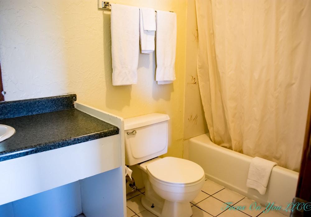 Bloomfield Motel photo 23