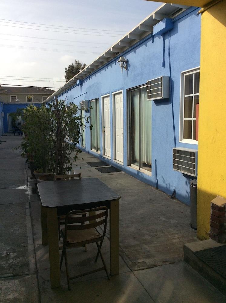 Pavilions Motel photo 35