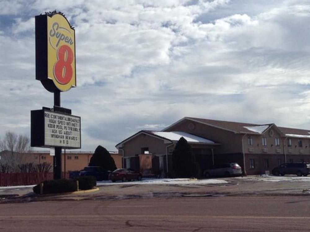 Super 8 by Wyndham Gallup photo 4