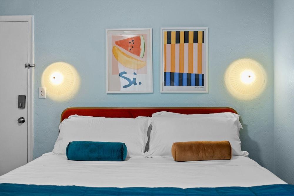 Blue Flamingo Suites photo 73