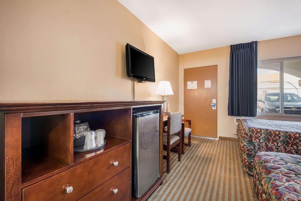 Rodeway Inn Regalodge photo 8