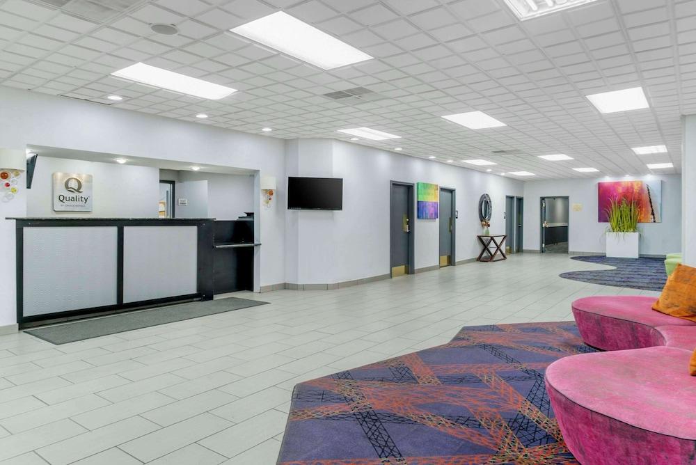 Quality Inn and Suites Livonia photo 2