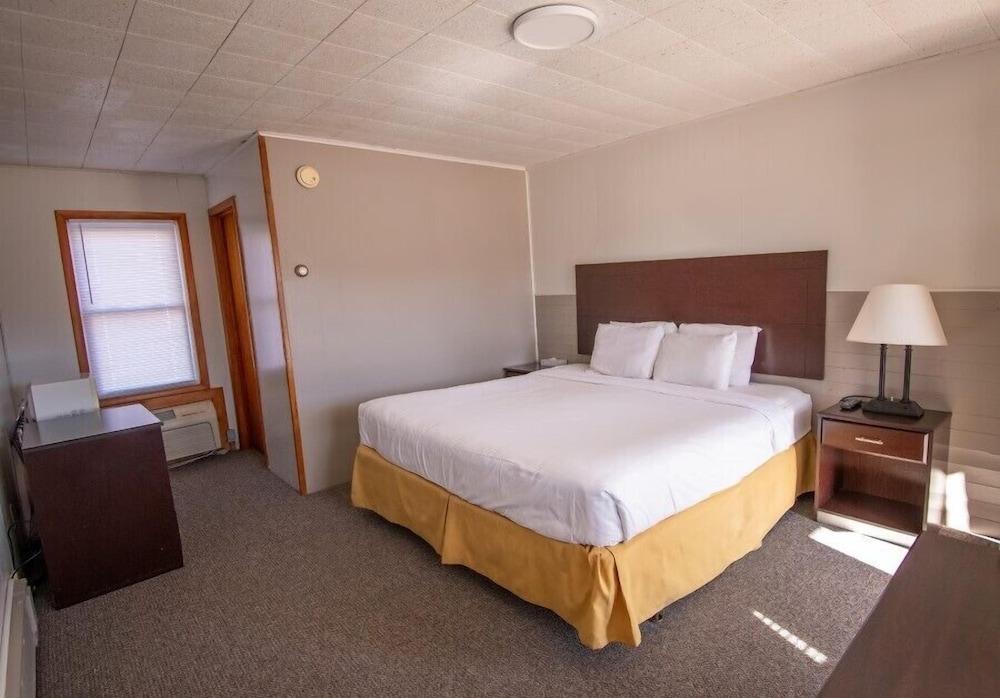 Superior Motel & Suites photo 7