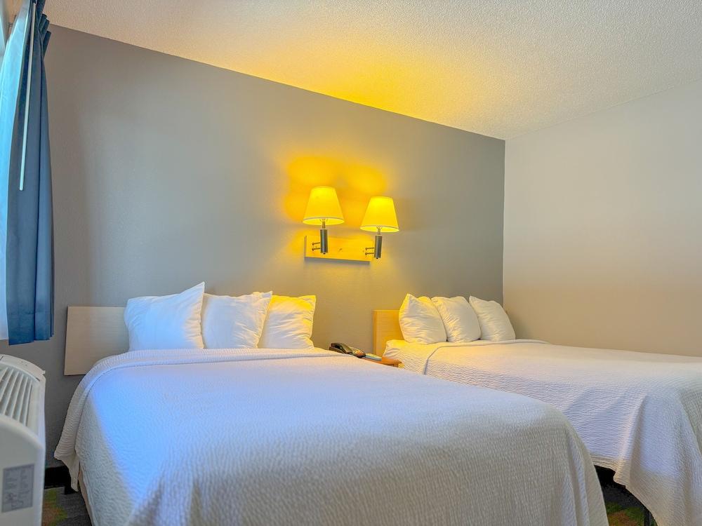 Super 7 Motel photo 11