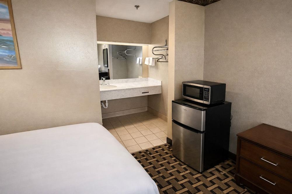 Spring Place Inn & Suites photo 3
