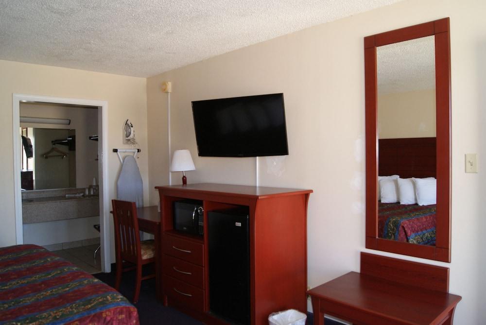 Red Carpet Inn photo 32