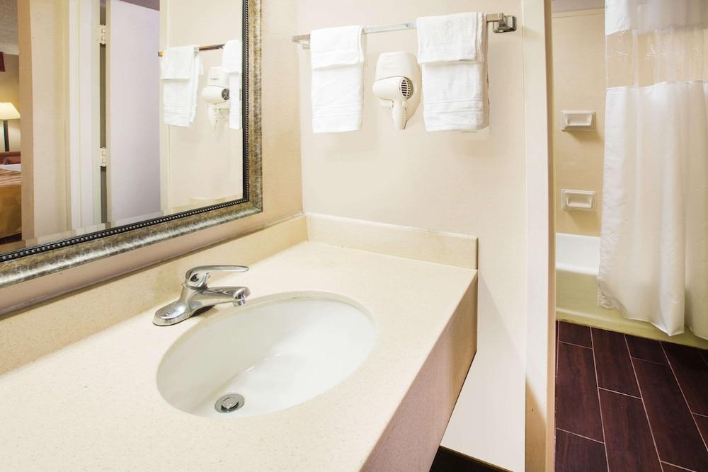 Baymont by Wyndham Mobile/ I-65 photo 28