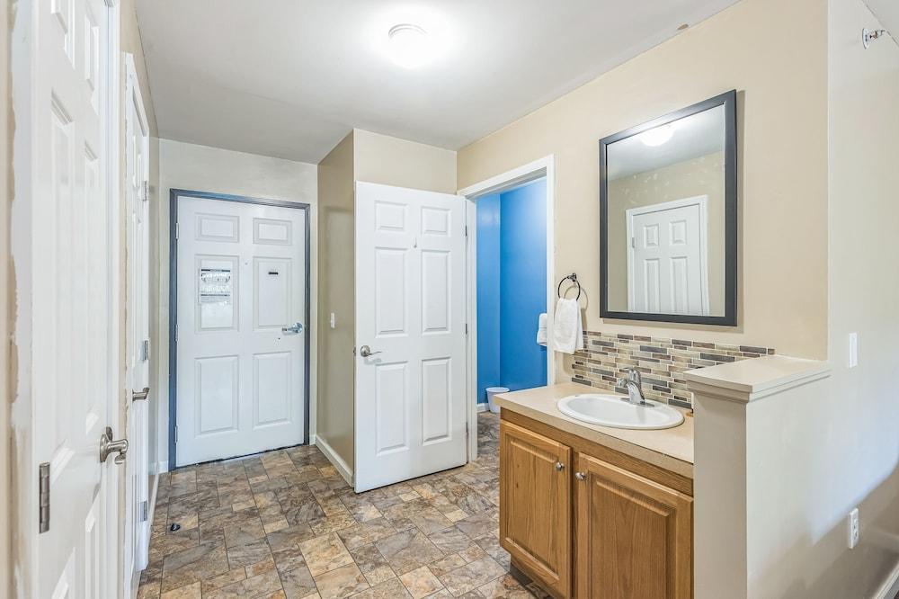 Green Goose Lodge - Studio Apt Sleeps 4 Condo photo 16
