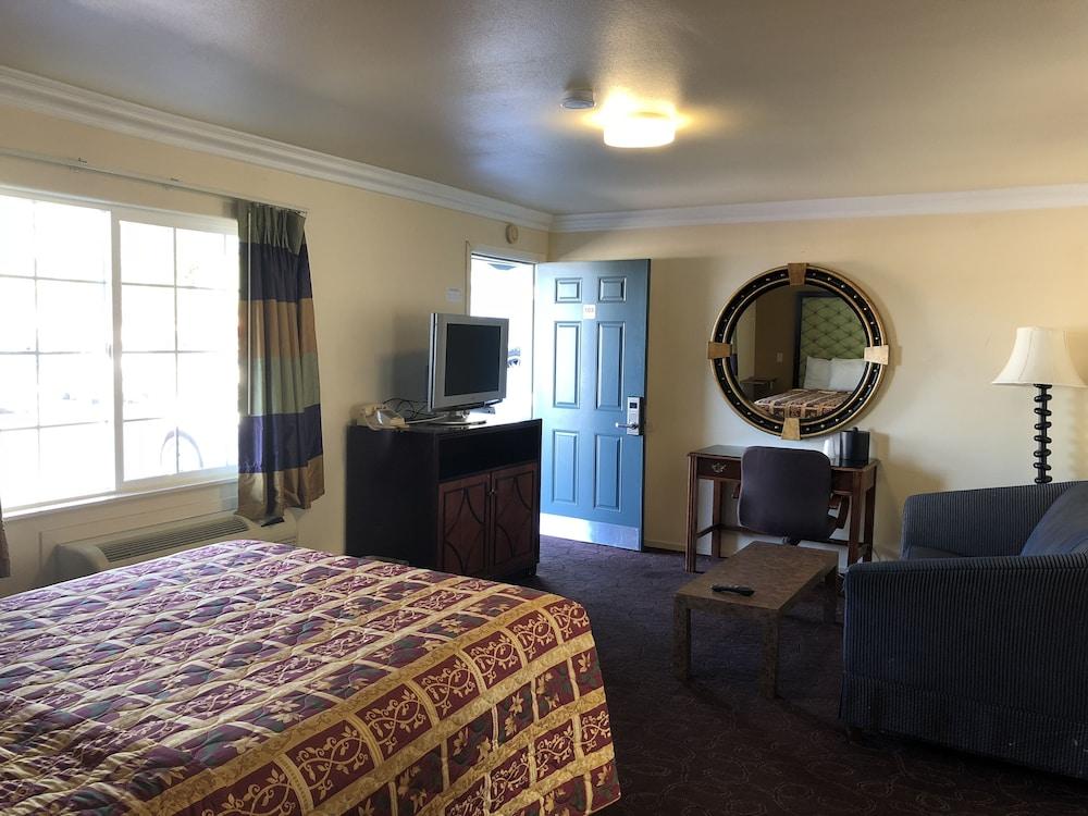 Lamplighter Motel photo 34