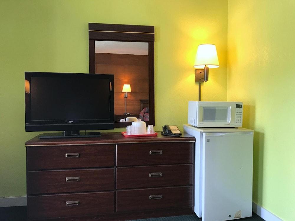OYO Hotel Economy Inn US-29 Danville photo 6